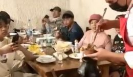 hpttourtravel-Makan-Siang-di-dalam-Gua