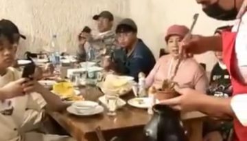 hpttourtravel-Makan-Siang-di-dalam-Gua