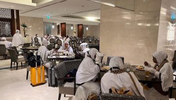 makan malam di hotel tempat menginap di kota Makkah